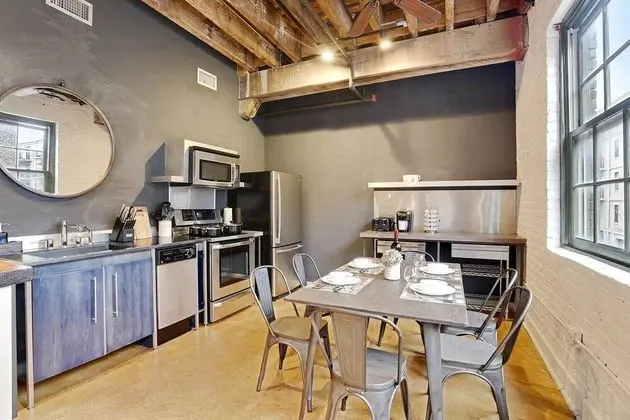 Stunning 2br/2ba Industrial Apt in Nola by Domio - Mutfak