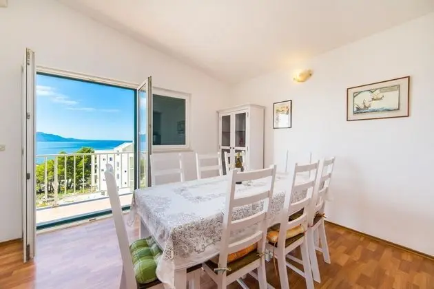 Stunning 3-bedroom Apartment in Gradac