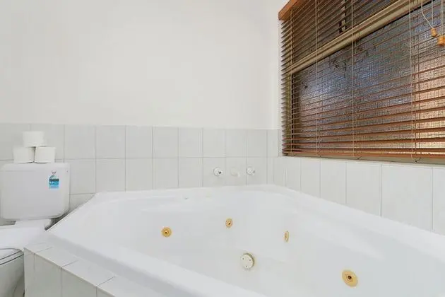 Stunning 3 Bedroom House With Garden, Close to CBD - Banyo Tipleri