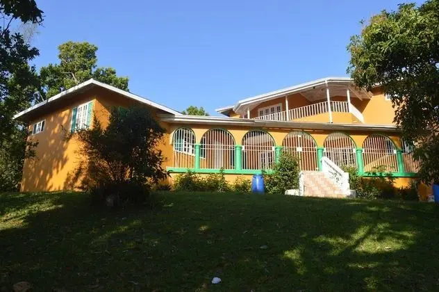 Stunning 3-bedroom House in Ocho Rios Upton