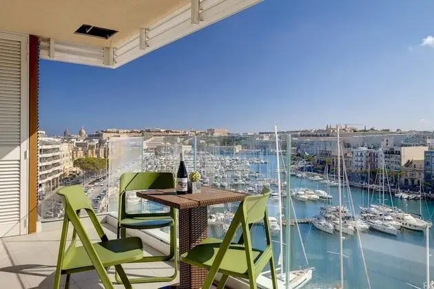 Stunning 3BR Apartment With Marina Views