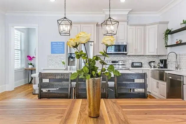 Stunning 4 & 5 BRs w Pool by Hosteeva