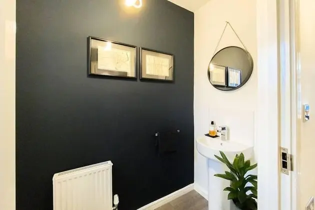 Stunning 4 Bed House With Cinema Room & Parking - İç Mekan