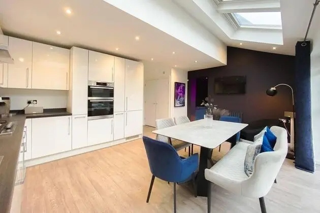 Stunning 4 Bed House With Cinema Room & Parking - Mutfak