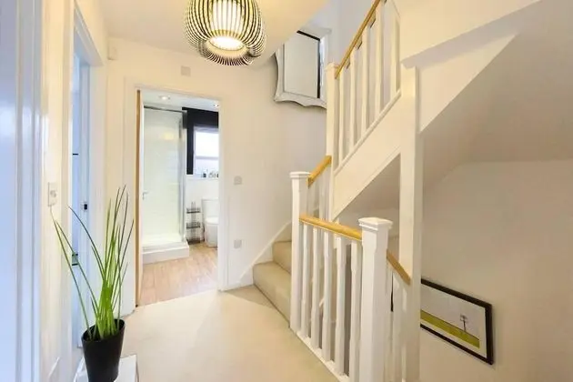 Stunning 4 Bed House With Cinema Room & Parking - Oda