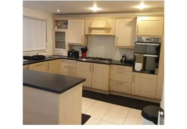Stunning 4-bed House in Walsall - Mutfak