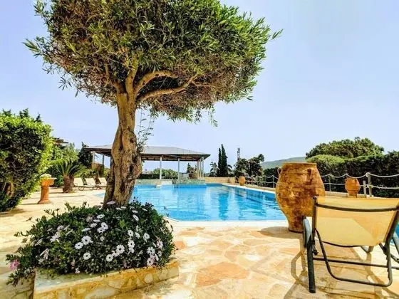 Stunning 4-bed Villa in Lagonisi Kalivia Thorikou