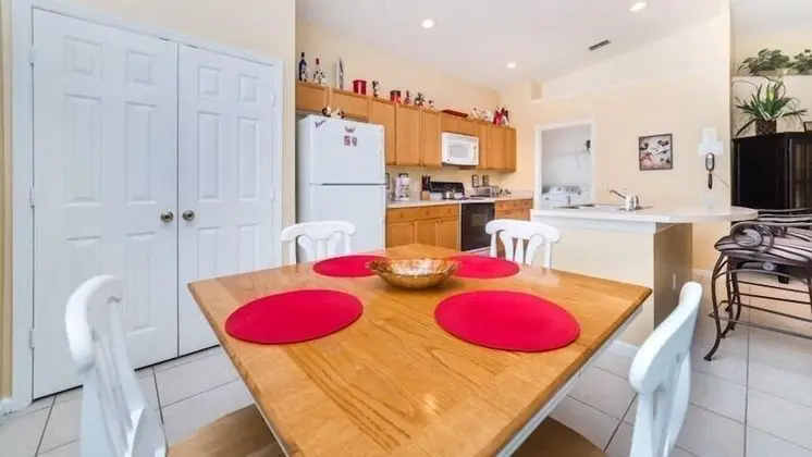 Stunning 4 Bedroom 3 Bath Pool Home In Windsor Palms Resort - Mutfak