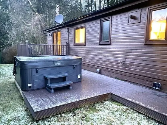 Stunning 4-bedroom Cabin With Hot Tub in Beattock! - Dış Mekan