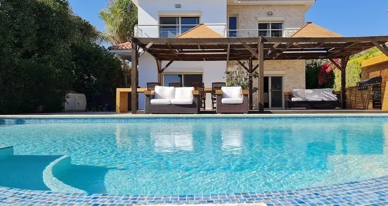Stunning 5-bed Beach Front Villa, Private Beach - Havuz