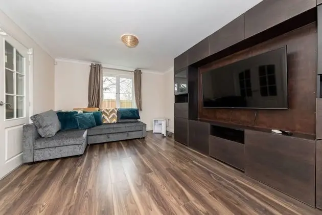 Stunning 5-bed Detached House in Bedford - Oda Düzeni