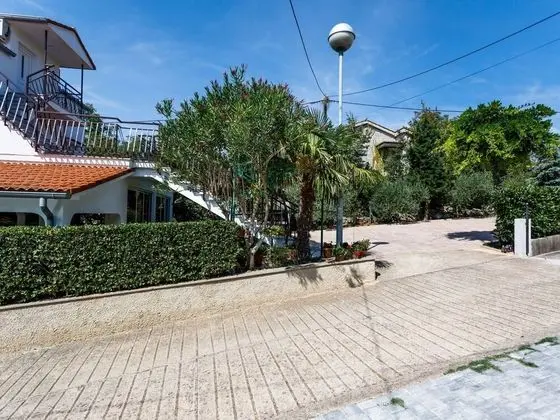 Stunning Apartment in Malinska With Terrace - Dış Mekan