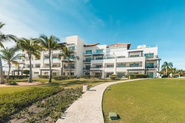 Stunning Apt w Beach View and Interior Jacuzzi at Punta Palmera CB4