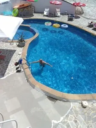 Stunning Beach Apart-sleeps 5! Pool & Sea Views! - Havuz
