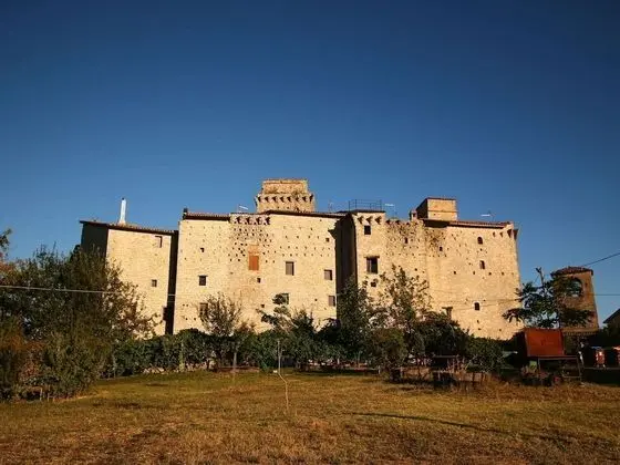 Stunning Castle in Gualdo Cattaneo With Shared Swimming Pool - Dış Mekan