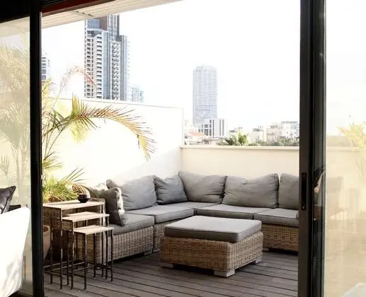 Stunning Duplex Near the Sea