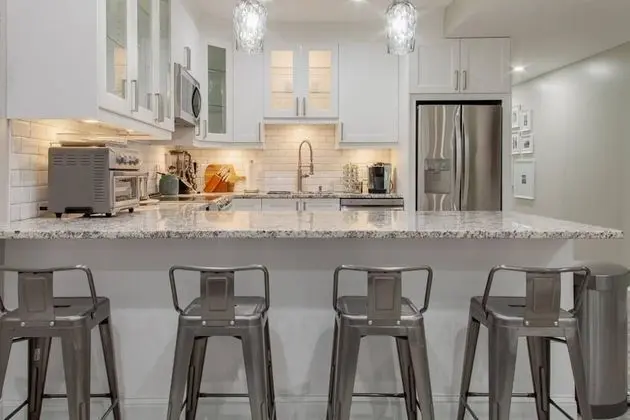 Stunning English Basement Only Steps From DMV Metro Subway Shopping Restaurants