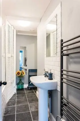 Stunning Flat Near the Beach & Trains - Banyo Tipleri