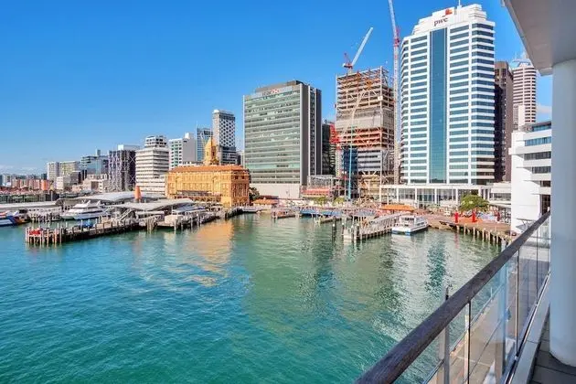 Stunning Harbour & City View Studio