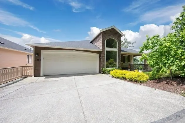 Stunning House with Views of Puget Sound Ideal for Family Reunions