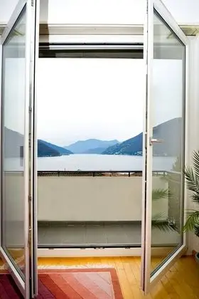 Stunning Lake View Apartment