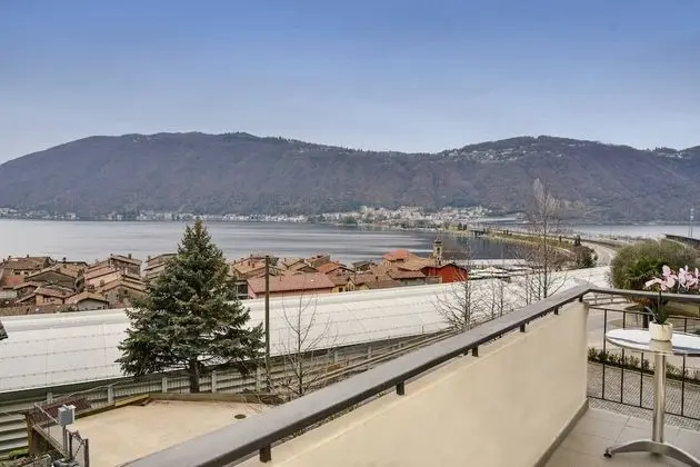 Stunning Lake View Apartment