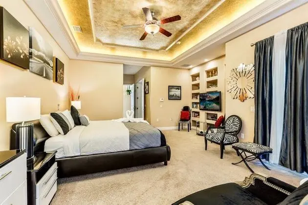 Stunning Large 7 bed Home With Private Pool, Spa, Balcony, Cinema Room, Fitness Suite and Able to see the Disney Fireworks - 467