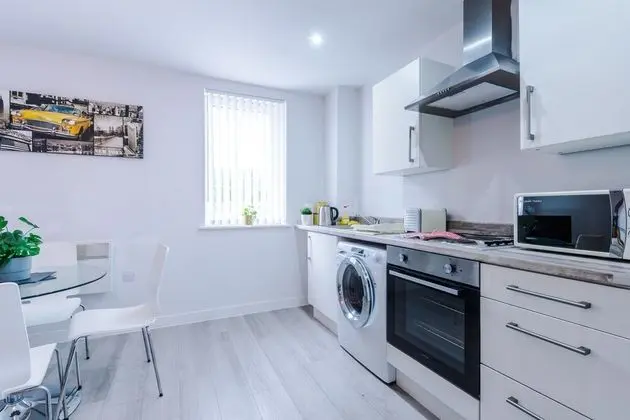 Stunning and Modern 2 Bedroom Apt in Liverpool - Mutfak