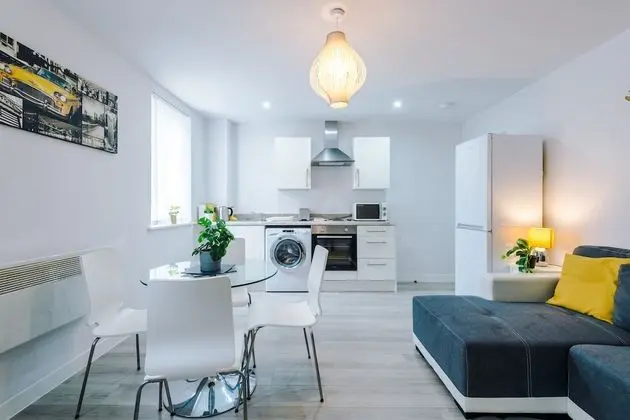 Stunning and Modern 2 Bedroom Apt in Liverpool - Yerinde Yemek