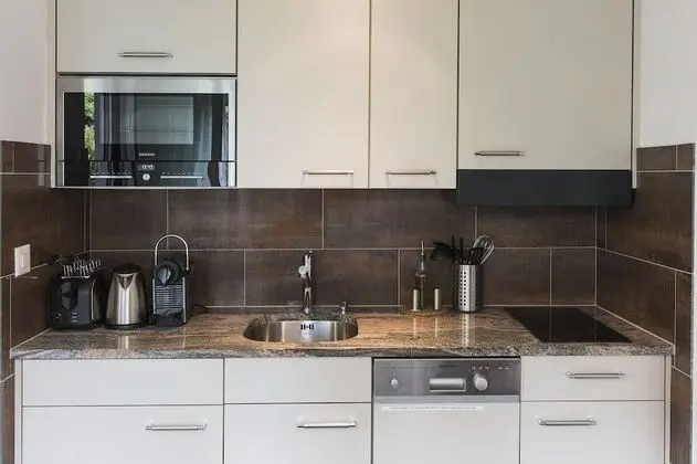 Stunning Modern Apartment with Pocket WiFi - Mutfak