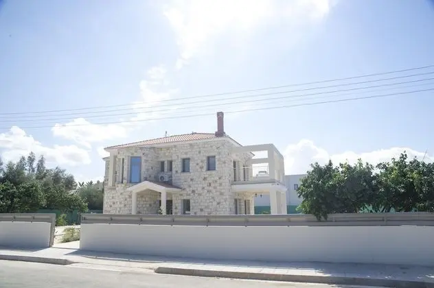 Stunning new Beach Front Villa, 1st Line to the Beach, Large Pool, Wonderful Area - Dış Mekan