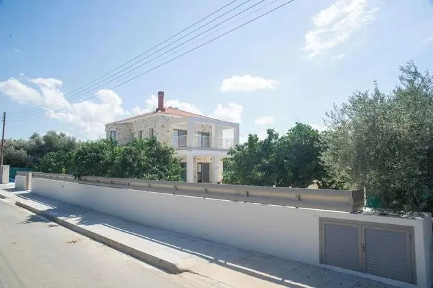 Stunning new Beach Front Villa, 1st Line to the Beach, Large Pool, Wonderful Area - Dış Mekan