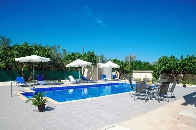 Stunning new Beach Front Villa, 1st Line to the Beach, Large Pool, Wonderful Area - Havuz