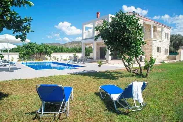 Stunning new Beach Front Villa, 1st Line to the Beach, Large Pool, Wonderful Area - Öne Çıkan Resim