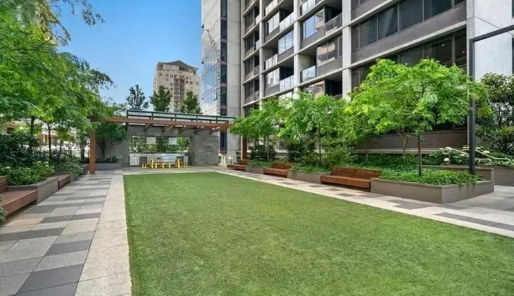 Stunning Newly Furnished 2 Bedrooms Apartment