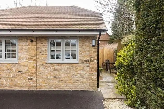 Stunning Private En-suite Studio in Cobham