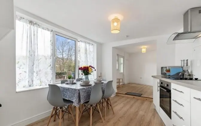 Stunning Renovated & Spacious 2 BR - 100m to Beach - Mutfak