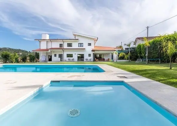 Stunning Spacious 6-bed House Pool BBQ Brito