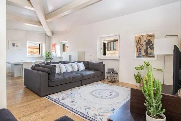 Stunning top Floor Flat in the Heart of Verona - With car Park