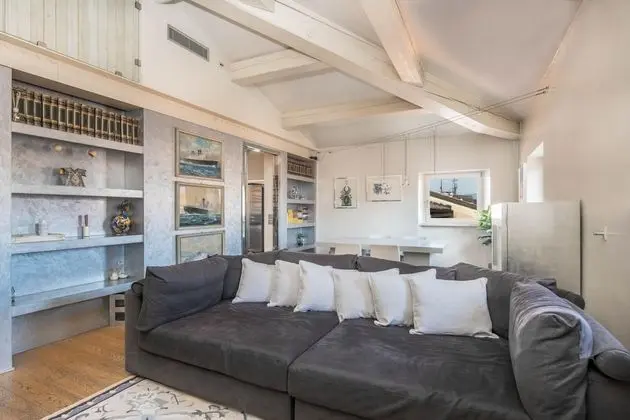 Stunning top Floor Flat in the Heart of Verona - With car Park - Oda