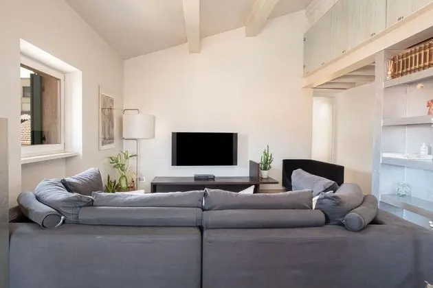 Stunning top Floor Flat in the Heart of Verona - With car Park - Oda
