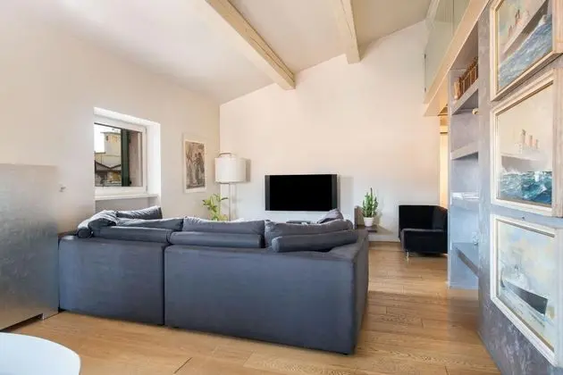 Stunning top Floor Flat in the Heart of Verona - With car Park - Oda