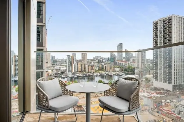 Stunning two Bedroom Docklands Apartment With Balcony