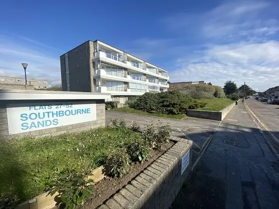 Stunning two Bedroom Seaside Apartment