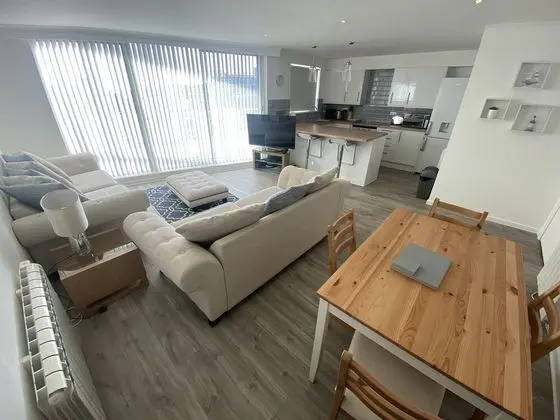 Stunning two Bedroom Seaside Apartment - İç Mekan