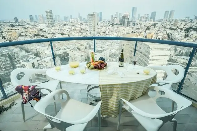 Stunning w Pool Few Mins Walk to Beach