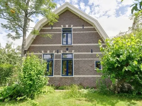Stunnung Holiday Home in Krabbendam With Garden - Dış Mekan