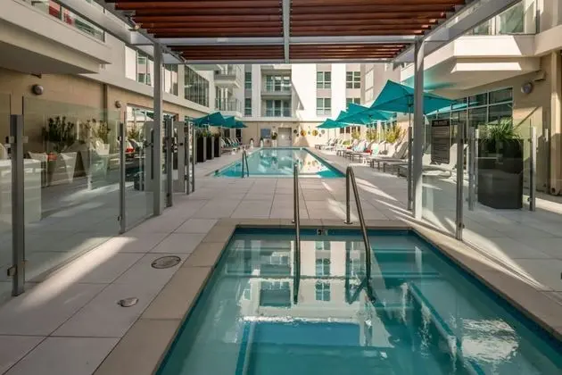Resort Style Suites in Downtown LA - Havuz