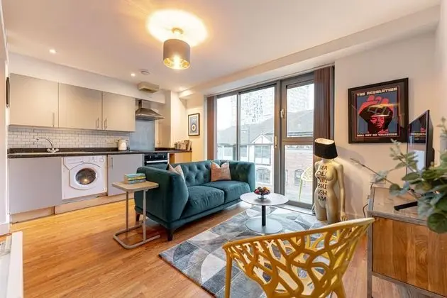 Stylish 1 Bedroom Apartment - Central Birmingham Cube and Mailbox