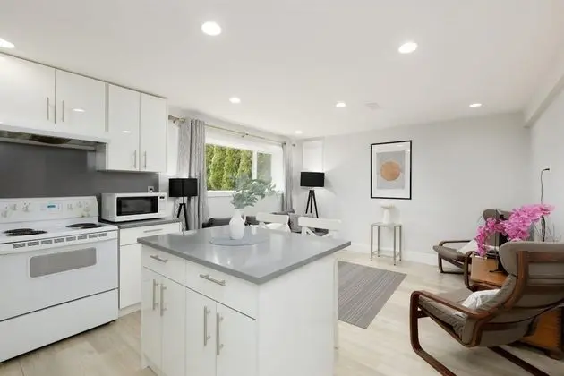 Stylish 1 BR Suite in North Vancouver 10 Mins ski